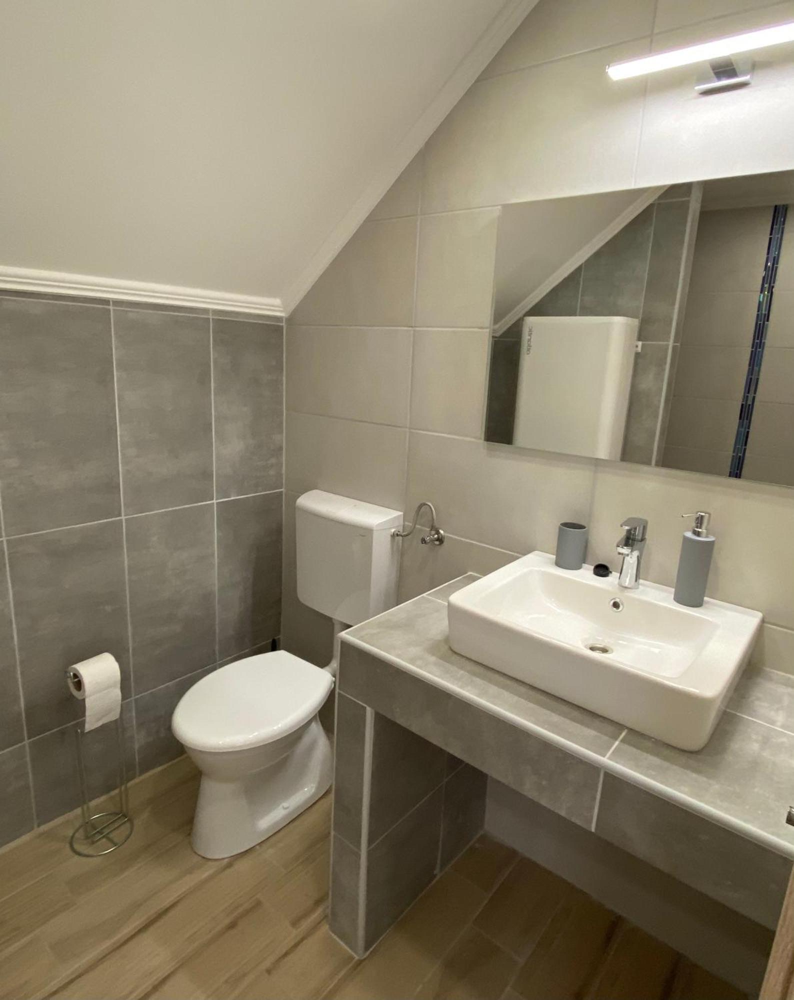 Bike & Fun Apartments - Balatonakarattya Phòng bức ảnh